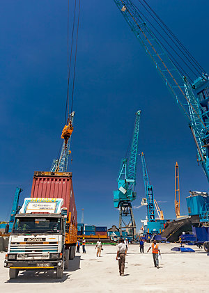 Déchargement de containers sur un bateau