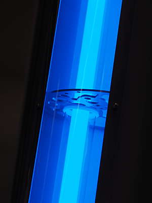 Electric blue UV column that combines ultraviolet germicidal radiation with personalized programming for the disinfection of hospital environments.